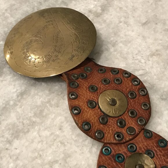 VINTAGE Leather Brass Concho Belt Womens Brown Boho Hippie Grommet Eyelet 70s - Picture 7 of 13